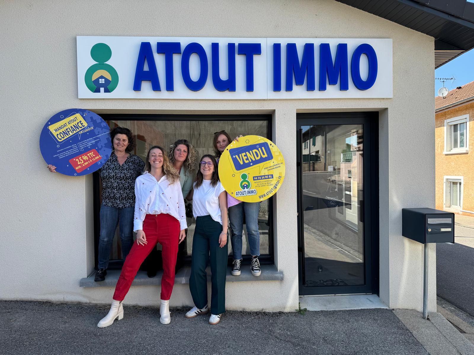 L'équipe Atout Immo devant l'agence de Saint-Vulbas